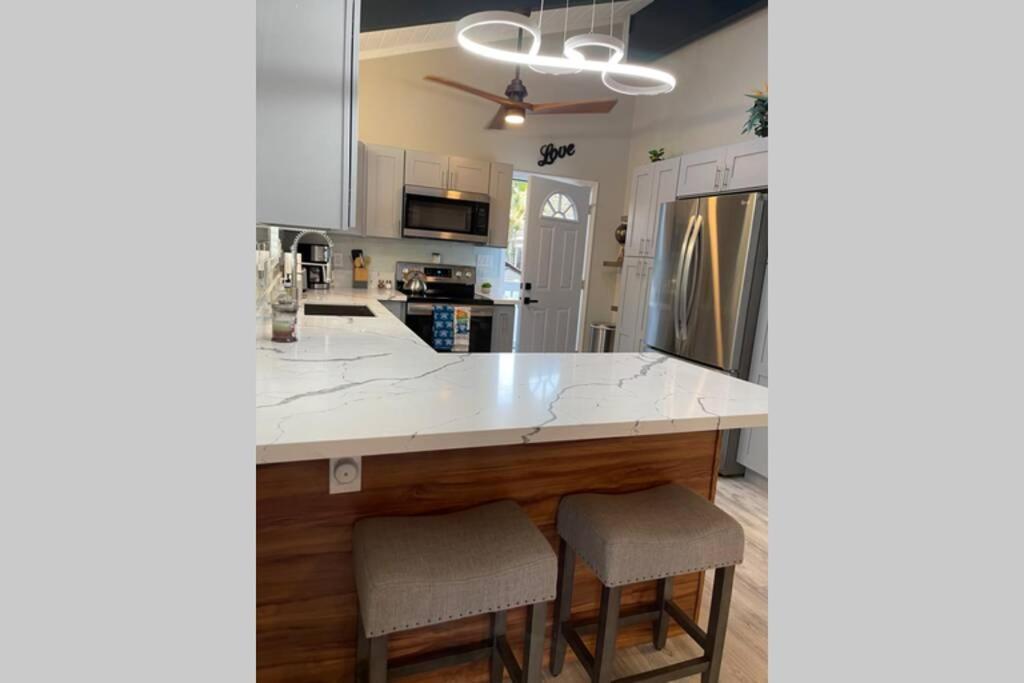 Spacious 2 Bedroom House With King Hébergement de vacances Waianae