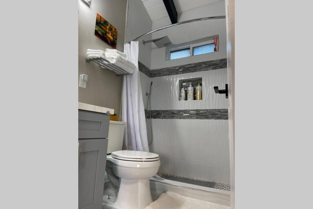 Hébergement de vacances Spacious 2 Bedroom House With King *